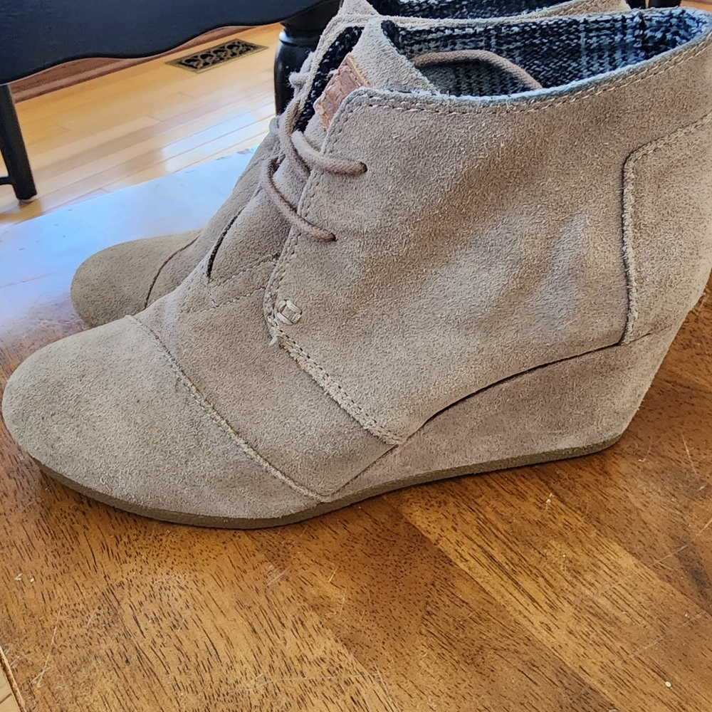 Toms Tan Wedge Ankle Boots with Rounded Toe and Lace Closure size 8.5